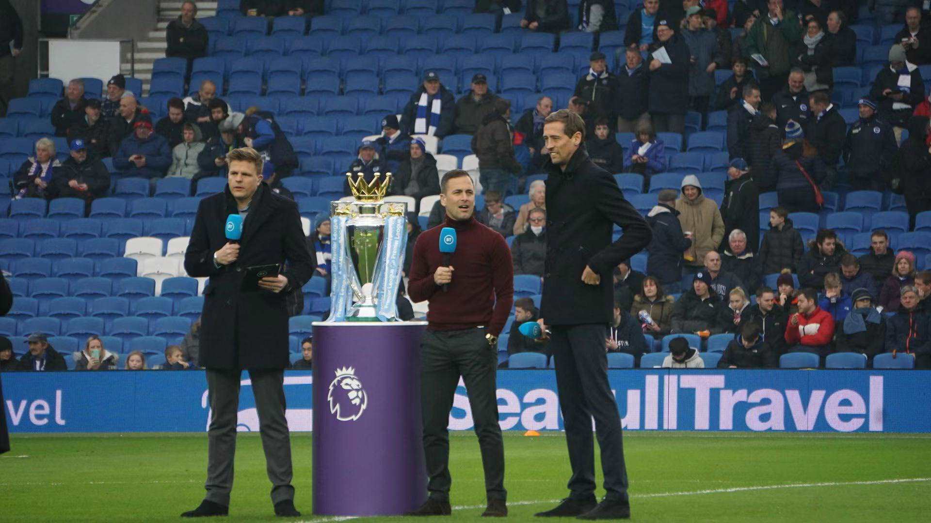 与此对比 与此对比